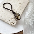 Détail de perle en résine écaille avec texte France Handmade sur élastique marron - Café Crème