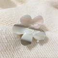 Detalle de pinza para el pelo con flor degradada y grabado sobre fondo tejido - Gris Concha