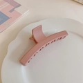 Detalle de la pinza para el pelo rosa mate en plato de cerámica para peinados chic - Rosa