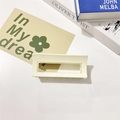 Molla per capelli rettangolare color crema opaco su libri per uno stile moderno - Bianco