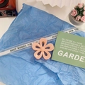 Pinza per capelli a fiore rosa su carta crespa blu con eleganti decorazioni di rose - Arancione gelatina