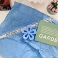 Dettaglio della pinza per capelli a fiore blu su carta decorativa e nastri - Blu Cielo Gelatina