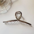 Detailansicht der großen silbernen Metall-Haarklammer mit gekreuztem Twist-Design - Silber