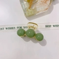 Dettaglio del fermaglio per capelli in acrilico verde chiaro con base e molla dorata - Tre Perle Verdi