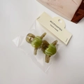 Detalle de pinzas para el pelo de corazón mármol verde sobre soporte de cartulina - Verde Gelatina