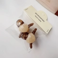 Primer plano de pinzas para el cabello de acrílico con forma de corazón y mármol - Café Gelatina