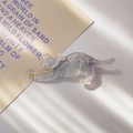 Macro di una simpatica clip per capelli a forma di gatto con finitura glitter viola - Grigio Splendido
