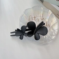 Détail de la pince à cheveux papillon noir mat avec une finition givrée lisse - Noir