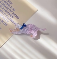 Dettaglio della clip per capelli a forma di gatto in acrilico marmorizzato viola e blu - Viola Fantasma