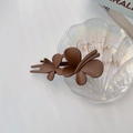 Détail d'une pince à cheveux papillon 3D à double couche en finition marron mat - Marron