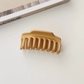 Primer plano de la pinza para el cabello amarillo mostaza mate con agarre de diez dientes - Amarillo jengibre