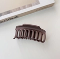 Pinza de pelo marrón mate para mujer con diseño de múltiples dientes y agarre firme - Tono Tierra