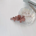 Vue détaillée de la pince à cheveux papillon avec texture mate en violet doux - Papillon Rose Cuir