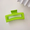 Dettaglio di un fermaglio rettangolare verde neon opaco per capelli folti - Verde Frutta (Pinza Quadrata Circa 13cm)