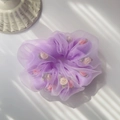 Detalle de coletero de organza lila con mini rosas 3D y tejido de malla elegante - Morado
