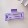 Dettaglio di un fermaglio a artiglio quadrato viola opaco da 13 cm con design cavo su bianco - Viola Taro (Pinza Quadrata Circa 13cm)