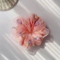 Detalle de coletero de organza rosa con rosas de tela en 3D y diseño de malla multicapa - Rosa Naranja