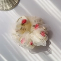 Detalle de coletero de gasa crema con rosas de seda hechas a mano y hojas verdes - Blanco Roto