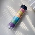 Coleteros de colores arcoíris en tarro transparente con sombras de luz natural suave - Colección Colorida en Tubo