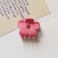 Vista dettagliata di una molletta per capelli a fiore rosa lucida in acetato - Rosa