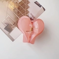 Dettaglio di un fermaglio per capelli a cuore rosa con molla in metallo dorato - Rosa Gelatina