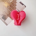 Primer plano de la pinza de pelo corazón rosa mate con mecanismo de resorte metálico - Rosa Roja