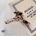 Details einer Haarklammer aus Acetat in Schildpatt-Optik mit französischer Gravur innen - Helles Leopardenmuster