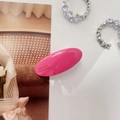 Primer plano de una pinza para el pelo ovalada rosa con el grabado FRANCE Handmade - rosa intenso