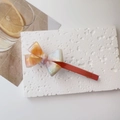 Dettaglio fermaglio a fiocco in acetato con scritta France Handmade sull'arancio - Fermaglio a Molla Fiocco 3D Rosa Loto