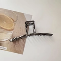 Dettaglio di una grande pinza per capelli in metallo canna di fucile con texture irregolare - Canna di Fucile-13cm