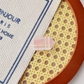 Barrette à cheveux rose avec prisme hexagonal sur fond de natte en paille tressée - Prisme Rhombique