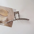 Dettaglio del fermaglio per capelli in metallo argento con finitura a trama martellata - Argento-11cm