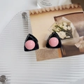 Primer plano de mini pinzas para el cabello estilo gato con cuentas rosas sobre cristal - Rosa