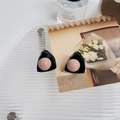 Detalle de pinzas para el pelo con orejas de gato negras y perla rosa en bandeja retro - Color Té con Leche