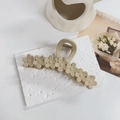 Dettaglio molletta per capelli a fiori beige opaco su espositore in pietra decorato - Cachi Opaco