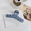 Dettaglio della molletta per capelli vintage a fiore blu con finitura opaca - Blu Opaco