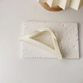 Dettaglio della pinza per capelli a triangolo crema su base in pietra naturale - Bianco Lucido