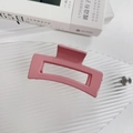 Detalle de pinza para el cabello rosa rectangular hueca sobre una bandeja decorativa - Pinza de Pelo Cuadrada Rosa Crema (23-03-28A)