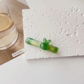 Détail de la pince à cheveux lapin en résine verte avec une texture effet jade - Vert
