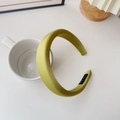 Detail of light green satin sponge headband with soft sheen and handmade inner label - Green