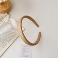 Detail of khaki matte leather headband featuring a smooth finish and a minimalist design - Leather / Milk Coffee