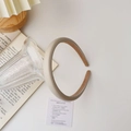 Detail of cream leather headband showing anti-slip lining and smooth texture - Leather / Gray