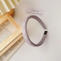 Detalle de diadema de tela lavanda con textura plisada y diseño de borde ancho - Diadema de Tela / Gris