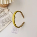 Detalle de la diadema de cuero amarillo mostaza con revestimiento interior antideslizante - Verde amarillento
