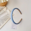 Detalle de diadema de cuero PU azul claro con forro antideslizante y mate - Azul