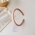 Detalle de diadema acolchada rosa con textura suave de tela y forro interior fino - Rosa