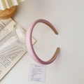 Detalle del forro antideslizante de una diadema rosa acolchada de cuero sintético - Morado