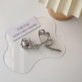 Detailopname van een zilveren vintage metalen haarklem met roos en hartvormige handgreep - Zilveren Roos