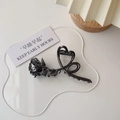 Detailopname van vintage metalen haarklem met roosontwerp en elegante hartvormige lijnen - Gitzwarte Roos