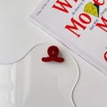 Primer plano detallado de una mini pinza de pelo roja de acetato grabada a mano - Rojo Vino